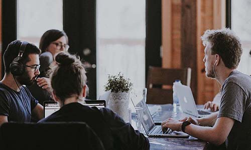 安静的工作台与笔记本